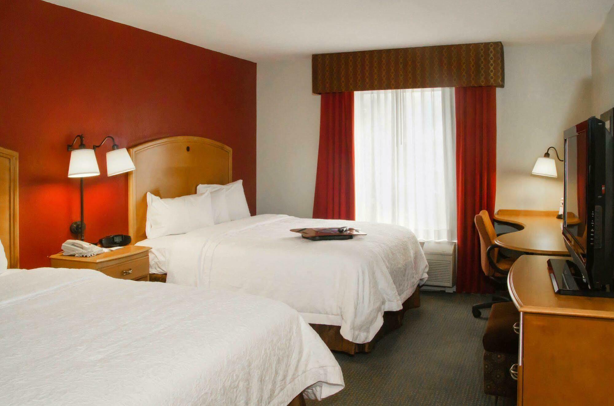 Hampton Inn Сидър Сити Екстериор снимка
